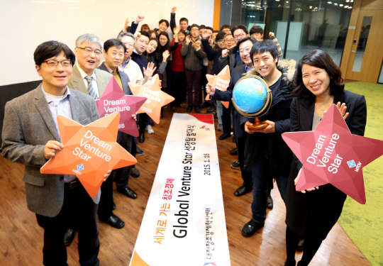 SK그룹과 대전창조경제혁신센터는 지난 16일 '글로벌벤처스타' 발대식을 갖고 글로벌벤처스타로 선정된 권예람 아이엠랩 대표(앞줄 오른쪽  맨 앞) 등 3개팀 벤처기업 대표들이 성공적인 해외 진출을 기원하는 기념촬영을 하고 있다. <SK그룹 제공>